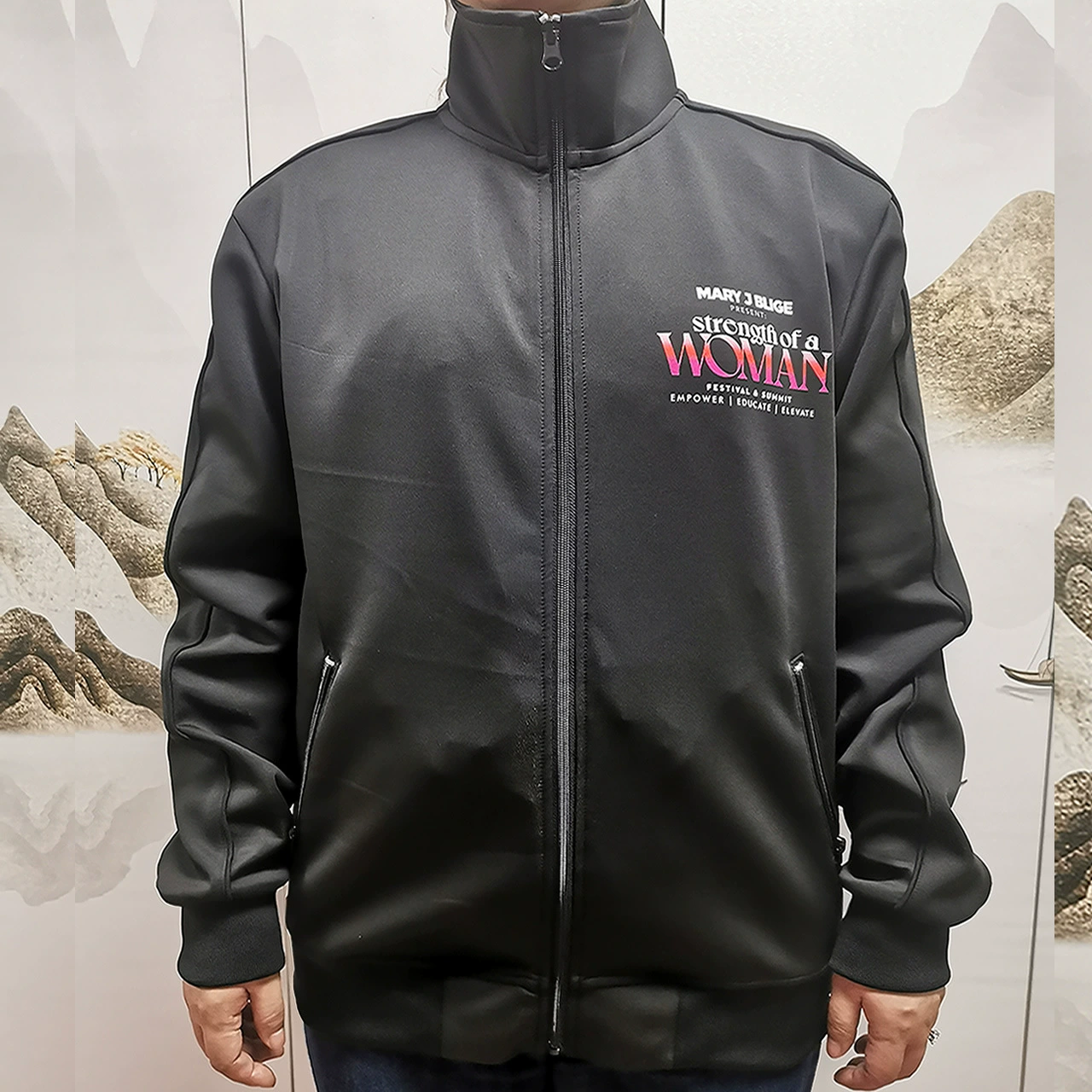 Производство на заказ влагопоглощающих и быстросохнущих спортивных тканей, спортивных курток, обработки и индивидуального пошива спортивной одежды.