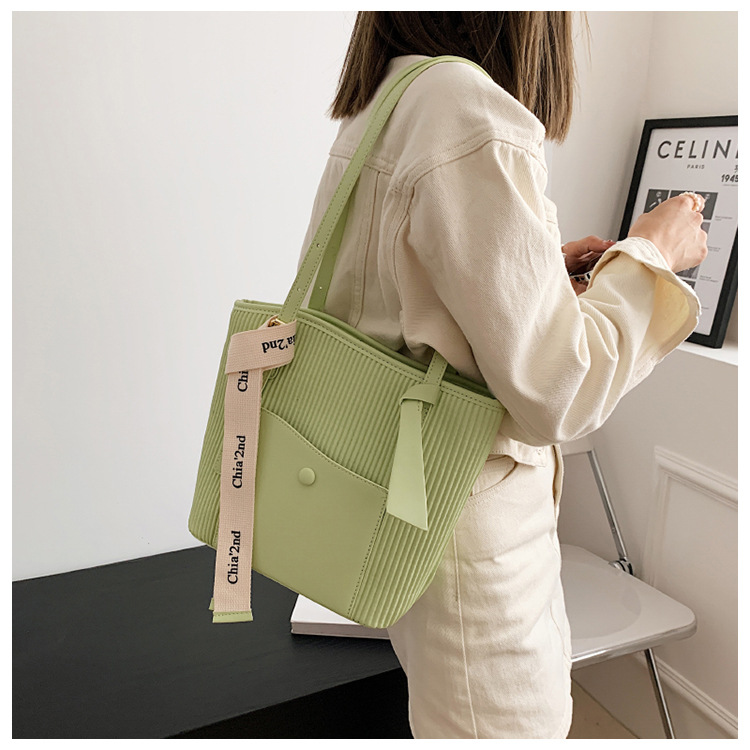 Women's Basic Fashion Solid Color Pleated Soft Surface Bucket Type Zipper Shoulder Bag Tote Bag Pu Leather Shoulder Bags display picture 6