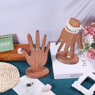 �ں���ɫ��ܽ�ָ���ռ{չʾ���ӌ�ľ���C�Ʒ����Ĕz����
