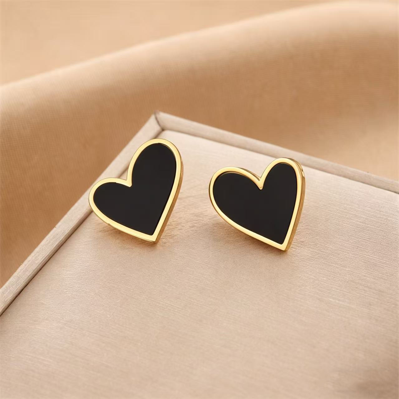 Pendientes de corazón de melocotón negro de personalidad europea y americana Pendientes de corazón grande Pendientes de acero de titanio galvanizado al vacío de oro de 18 quilates que no se desvanece image 7