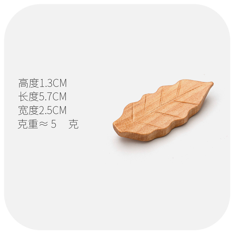 로터스 우드의 밝은 색의 작은 잎