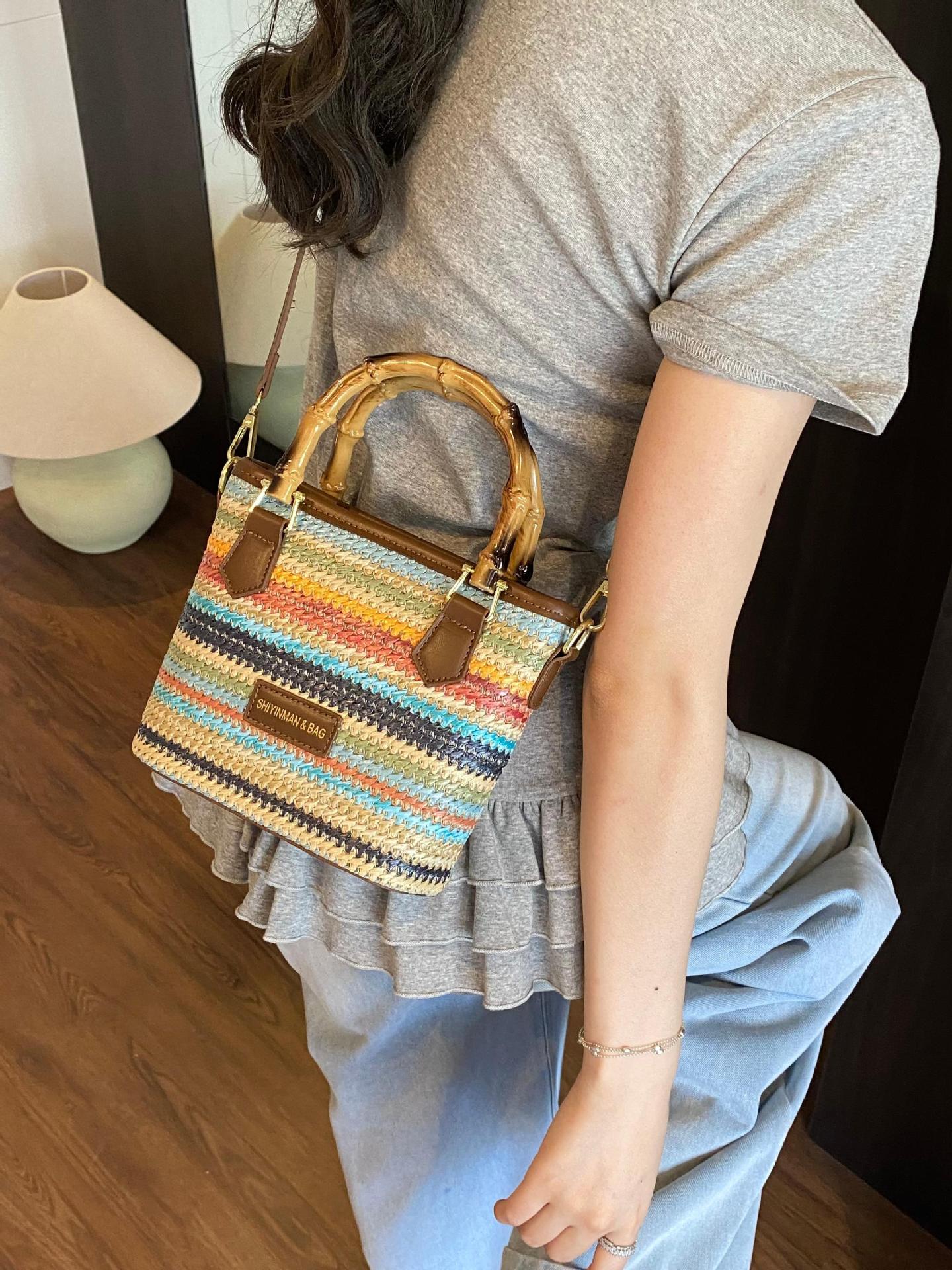 Bolsa de tejido de verano super caliente para mujeres 2025 nuevo juego de playa portátil bolso de balde arco iris tela de paja bolso de mochila para mujeres