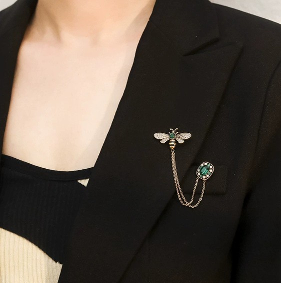 Broche de abeja con esmeralda y borla, elegante pin de insecto_voghion.com