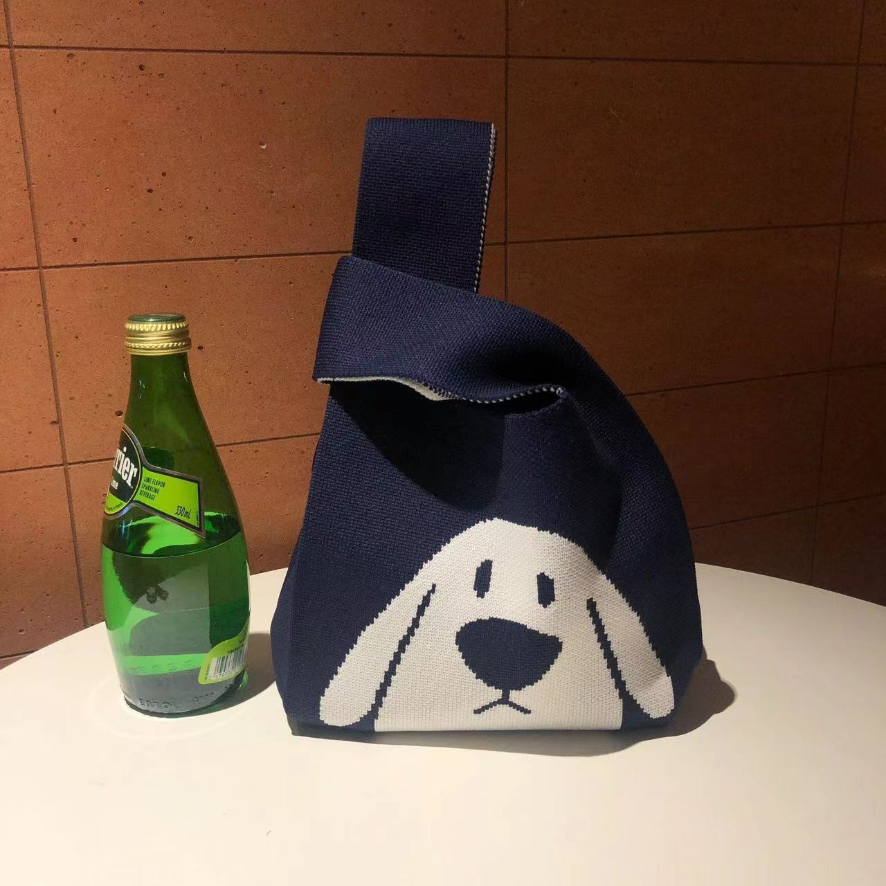 청록색 퍼그