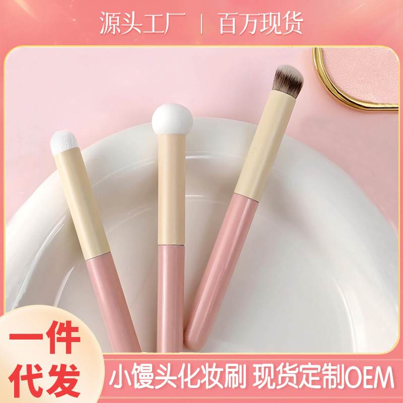 Los fabricantes venden al por mayor pequeños bollos al vapor, brochas de maquillaje, cepillos correctores de tres piezas, cepillos de labios oblicuos, cepillos de manchas que no dejan marcas, cabeza de hongo de esponja