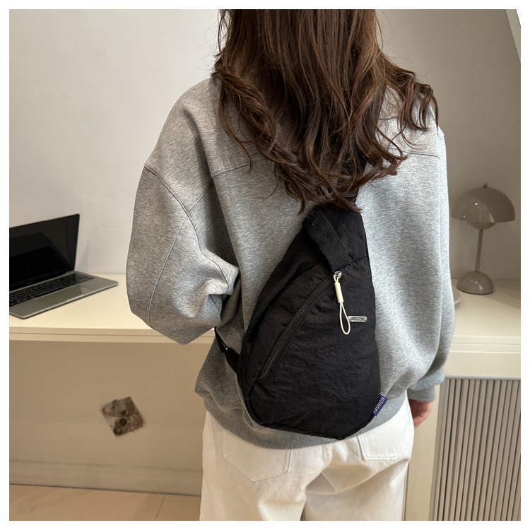 The new large-capacity, fashionable and versatile Korean casual chest bag for autumn and winter, as well as the simple travel canvas bag, are selling well among women undefined