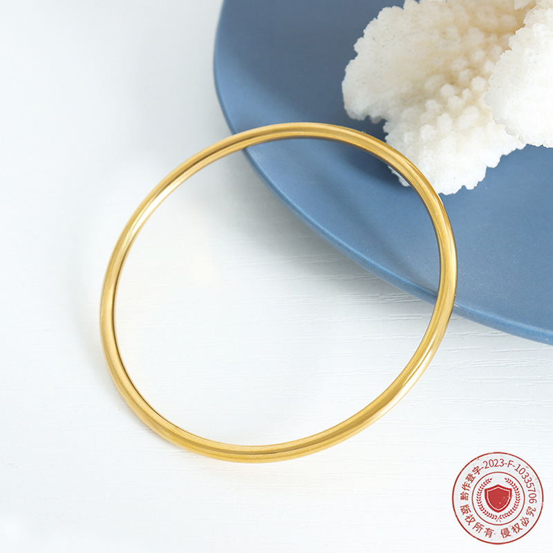 Diseño de nicho de comercio electrónico transfronterizo anillo liso anillo de tamaño múltiple textura apilada simple todo fósforo moda titanio acero pulsera de mujer