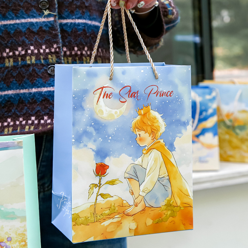 La bolsa de regalo del príncipe del Sr. Paper lo acompañará a través de los largos años, la bolsa de regalo con cordón de papel de dibujos animados de alto valor