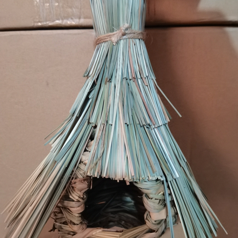 겹겹이 쌓인 새둥지