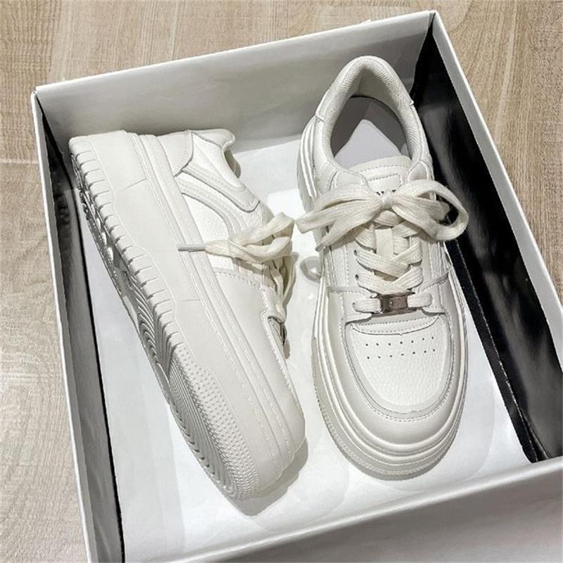 Zapatos blancos pequeños para mujer 2023 zapatos de mujer de verano nuevos zapatos de tablero blanco suela gruesa aumento pequeños zapatos casuales de una sola capa suela blanda