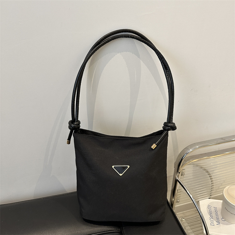 Bolso de nylon nicho de mujer bolso único rosa sensación de diseño 2024 nuevo pequeño bolso bajo la axila de verano fresco