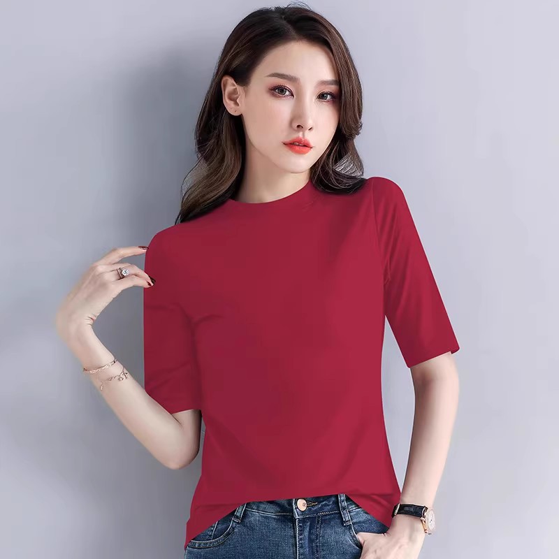 버건디 하프 터틀넥과 7부 소매