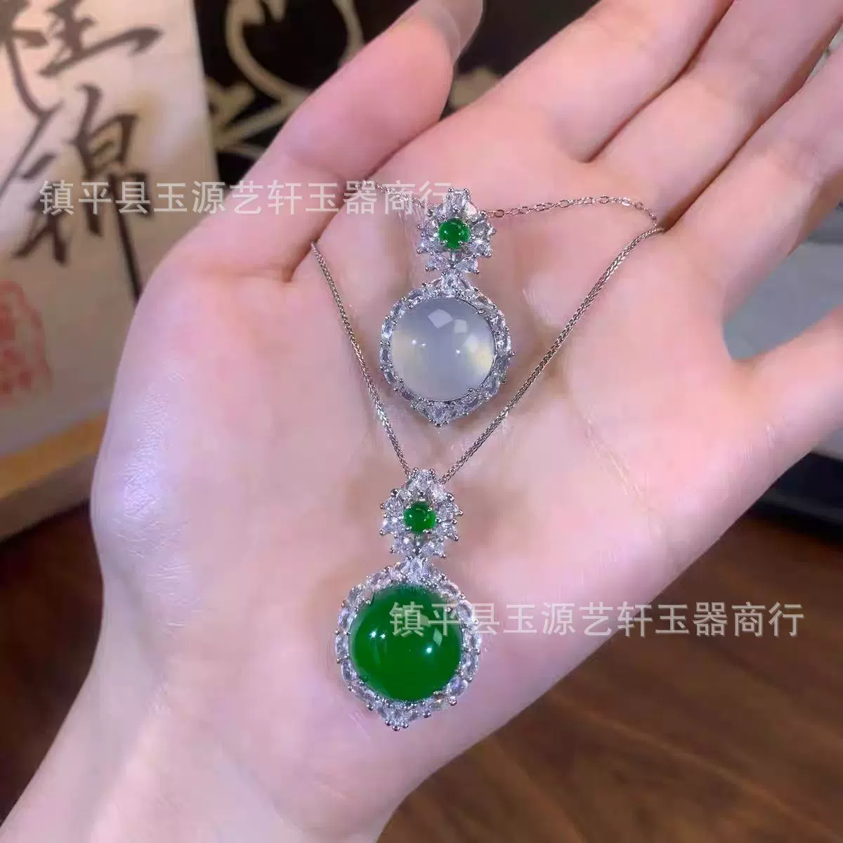 Производители оптовой мелкой красной позолоченной серебряной инкрустацией натурального халцедона агата новая китайская мода легкая роскошь сопоставима с изумрудной женщиной