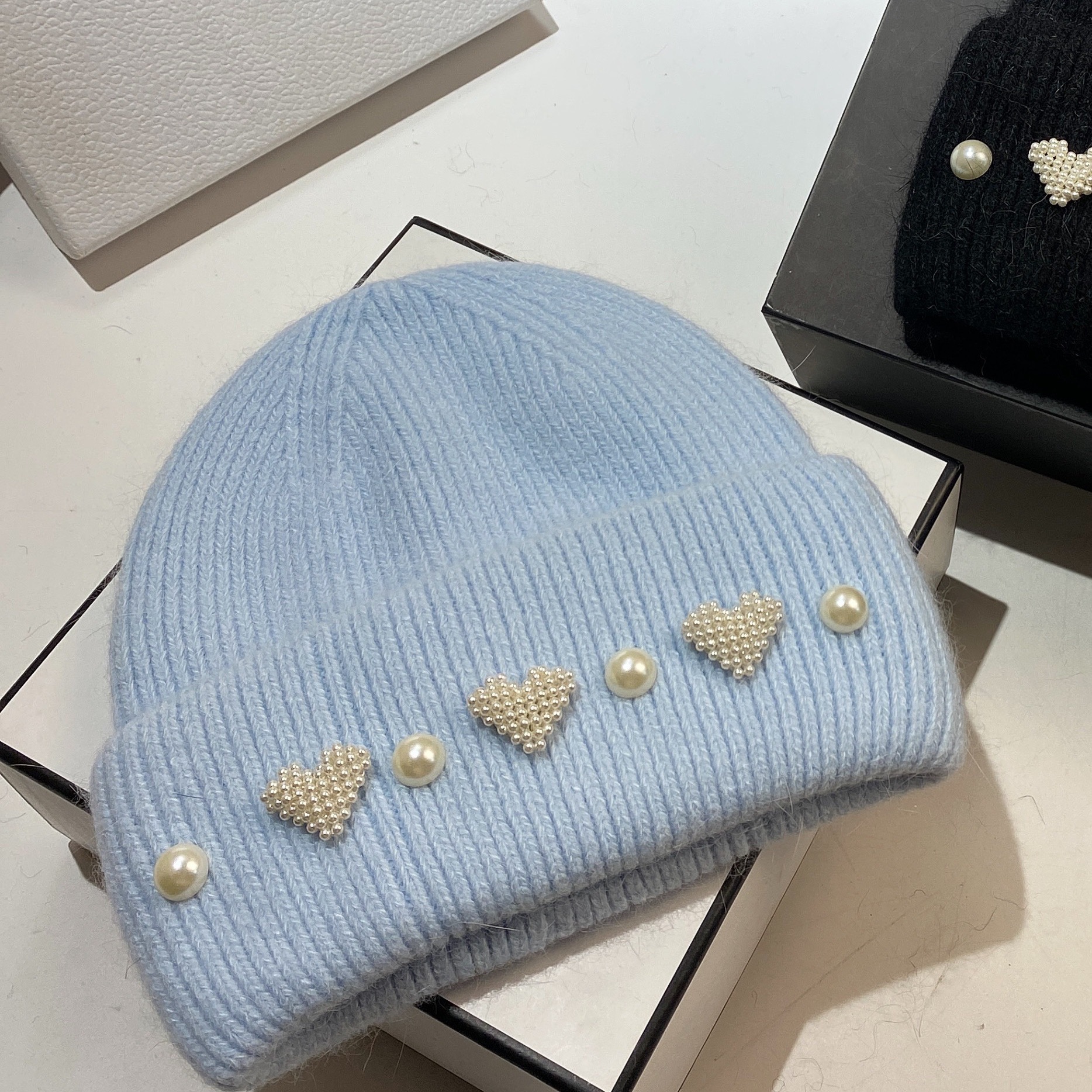 Women's Sweet Heart Shape Pearl Eaveless Wool Cap display picture 3