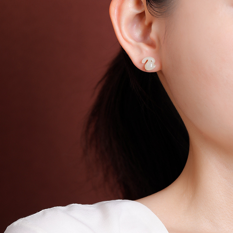 Bông tai khuyên tai thỏ dễ thương mạ vàng bạc Sterling S925 ngọc Hetian tự nhiên — một cặp