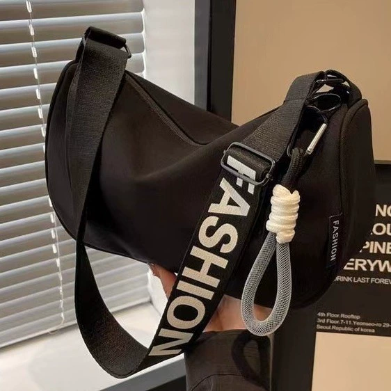 Хит продаж 2024 года: женская повседневная сумка-подушка, вместительная модная сумка, универсальная сумка в корейском стиле, стильная повседневная простая сумка через плечо.