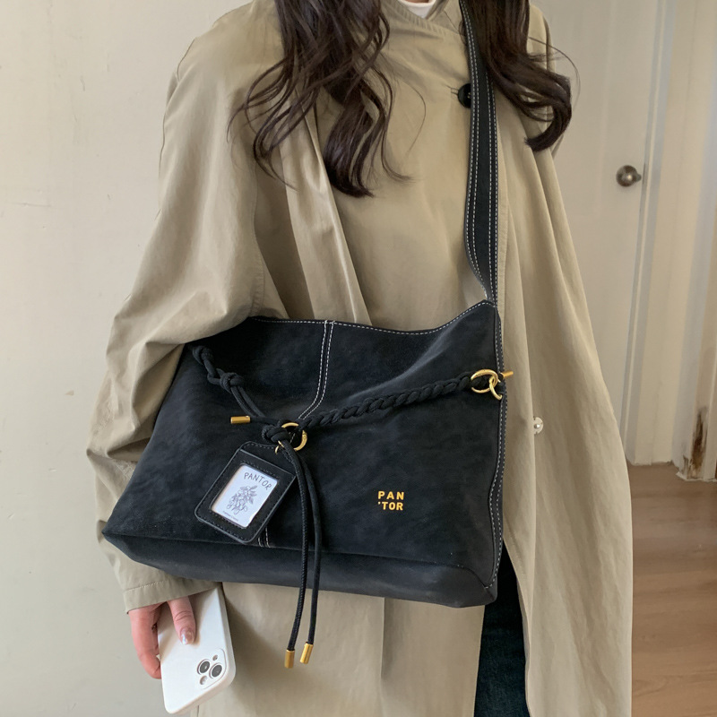 Bolso retro de gran capacidad para mujeres invierno 2025 nuevo estilo de moda alta sensación de bolso especial bolso de balde de agua de invierno