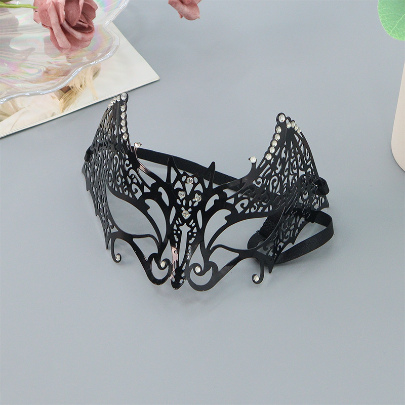 Carnaval de Halloween Máscara de metal veneciano con pintura en aerosol de diamantes de murciélago Máscara de fiesta de disfraces de diamantes huecos