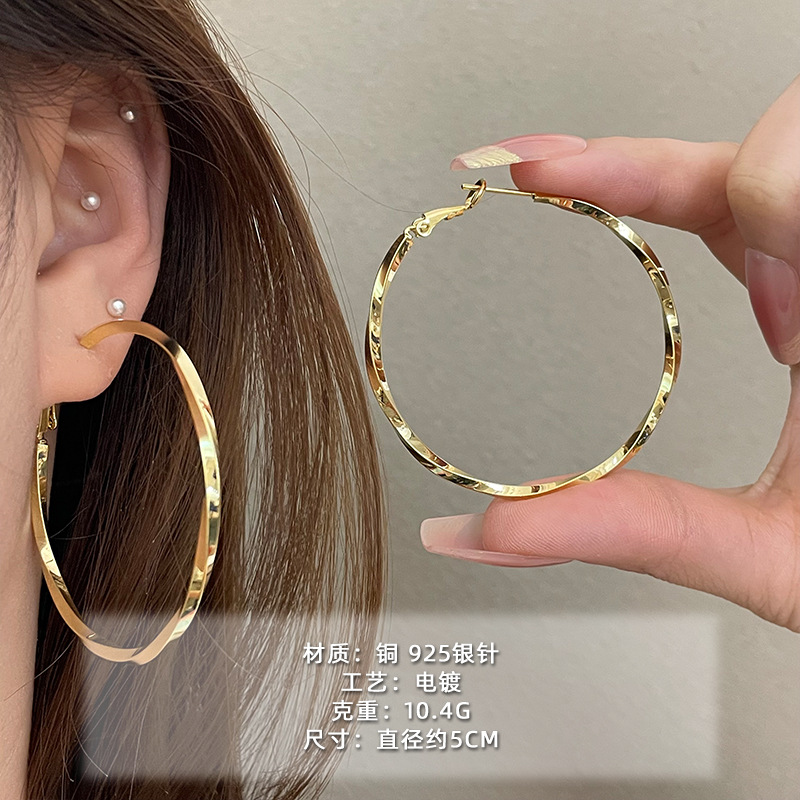 2025 nuevo estilo verano de moda anillo plateado círculo negro círculo fino temperamento europeo y americano aretes dorados de todo fósforo