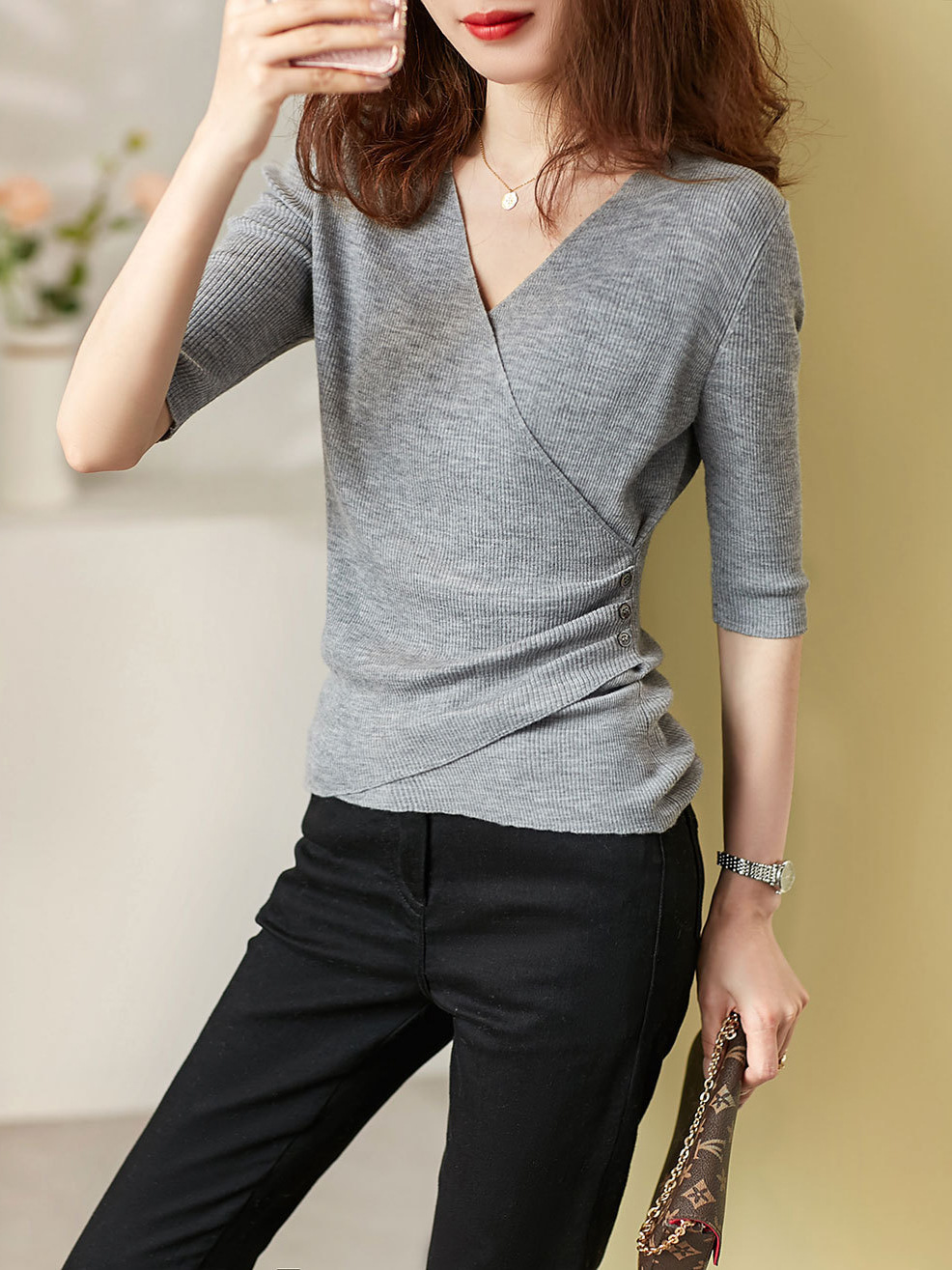 Áo thun nữ cổ chữ V tay ngắn dáng ôm nhẹ — đen