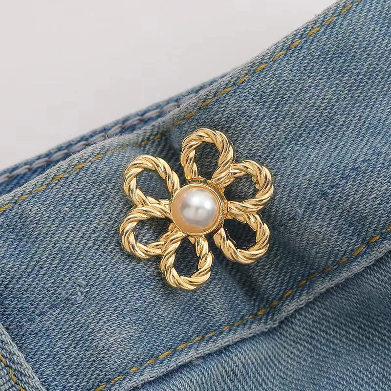 Six-Petal Flower Waist Clip, Decorative Skirt Buckle, Detachable Seamless Design, Pearl Center