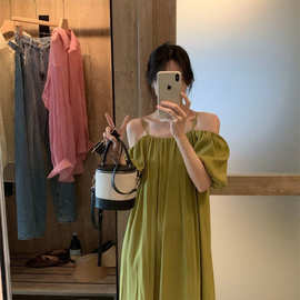 法式吊带一字肩绿色连衣裙女2023年夏季新款宽松露肩高级感长裙