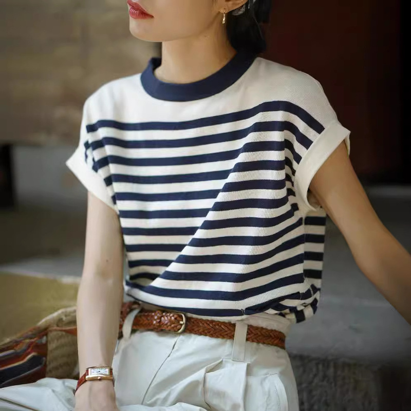 Sleeveless Knitted Sweater with a Chanel-Inspired Floral Pattern and Contrasting Stripes, 2026 Spring/Summer New Style for Women, Versatile Japanese Style