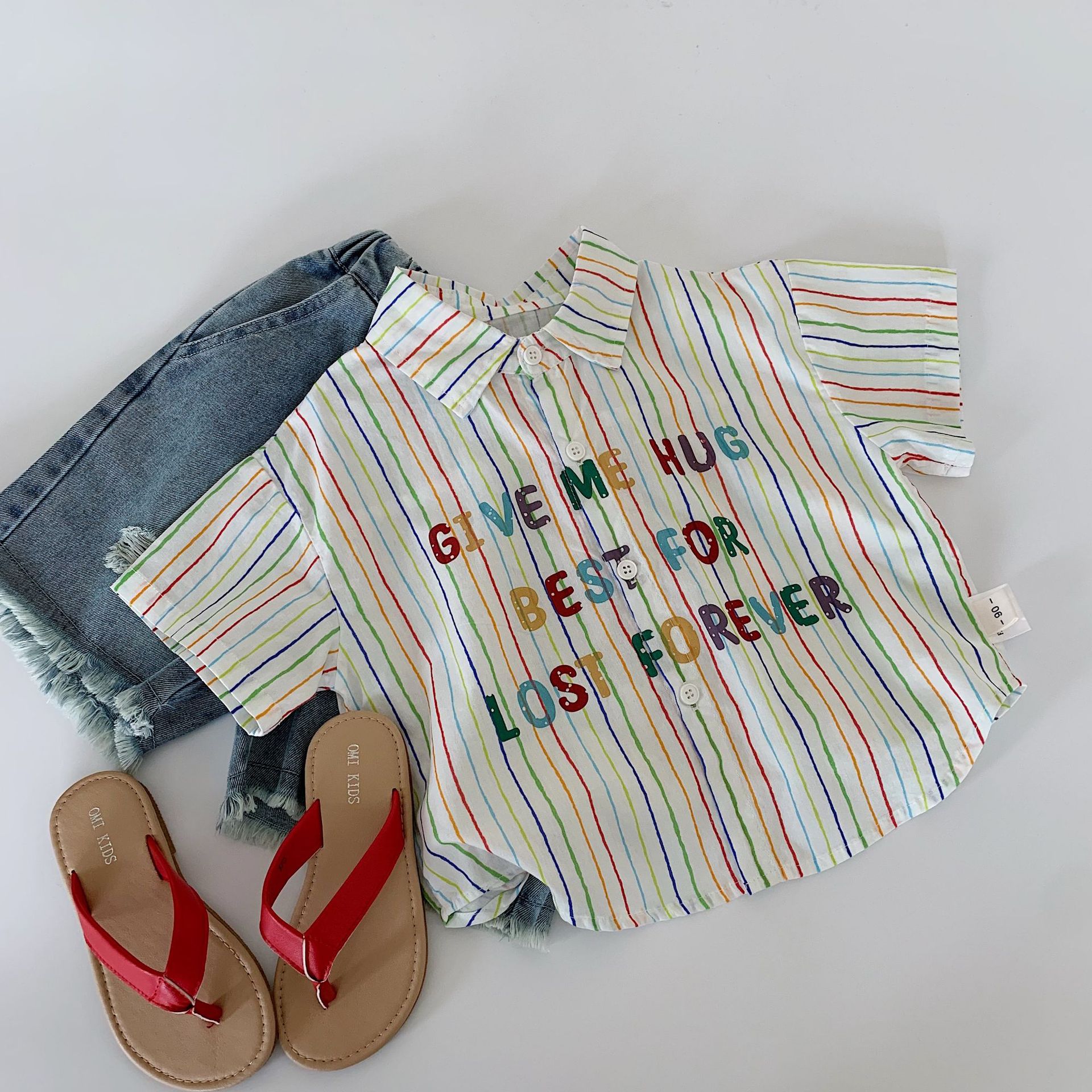 Camisa para niños Maibao 2025 verano nuevo estilo niños coreanos letras de rayas de color camisa de manga corta ropa de verano occidental para bebés
