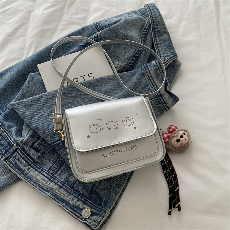 펜던트가 달린 실버