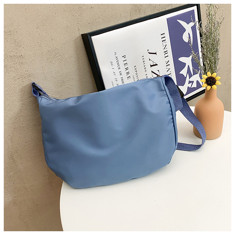 The new 2022 Little Bear canvas small bag for women is simple and versatile. The student dumpling bag is a trendy casual single-shoulder crossbody bag undefined