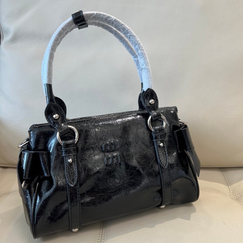Miu 26 Correct Version Motorcycle Bag, Oil-Waxed Leather, Sweet and Cool Style, High-End Feel, Large Capacity, Genuine Leather Handbag and Crossbody Bag
