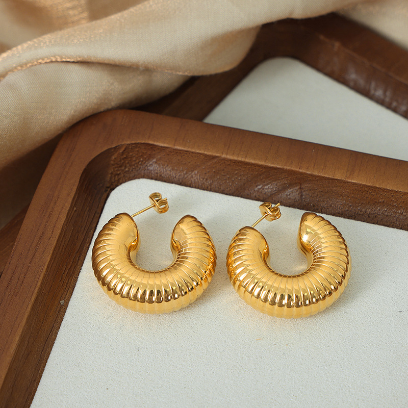Retro nicho temperamento moda lujo ligero elegante Joker textura bobinado simple en forma de U diseño de acero de titanio Pendientes chapados en oro