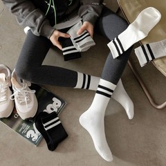黒と白の靴下の女性insのファッションは中の長い筒の女性の秋冬の項の日本のストライプの学院の風の長い山の靴下を合わせます。