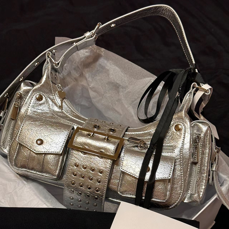 2024 Automne/Hiver Nouveau Doux Jubilé Fille Chaude Mode Métal Argent Moto Rivet Simple Épaule Aisselle Bandoulière_voghion.com