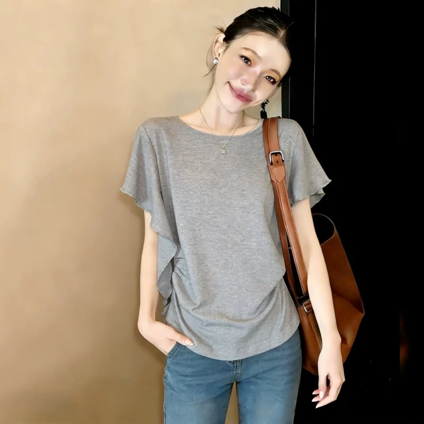 Áo thun tay ngắn cổ tròn viền lá sen nữ, dáng suông che bụng, form rộng thoải mái — màu đen chi tiết 3