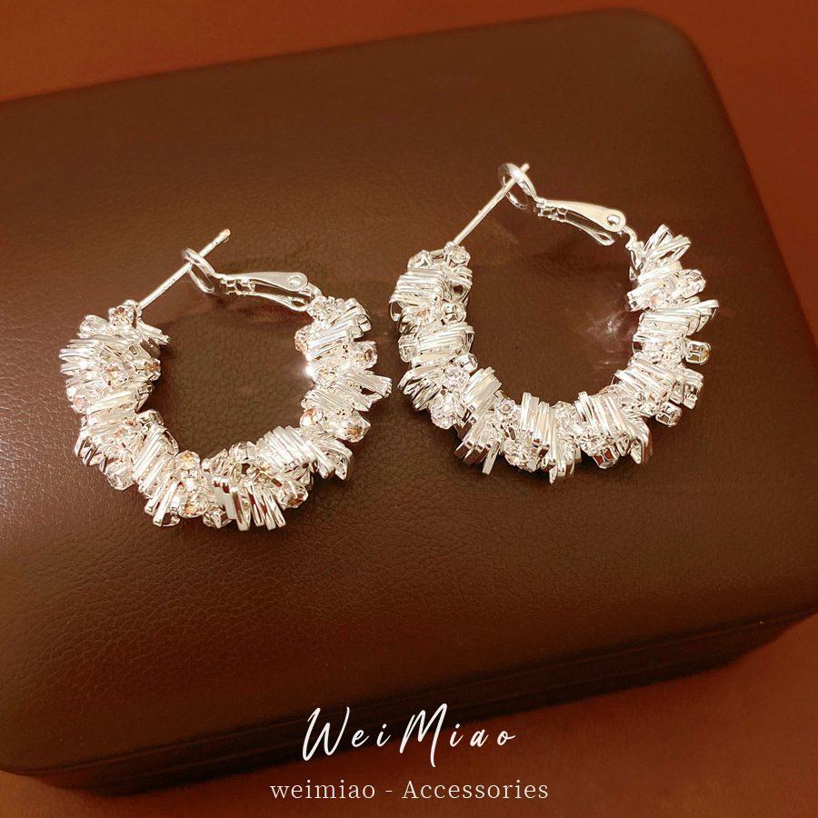 Geometría irregular circular hueco perilla de diamantes personalidad temperamento pendientes de moda ligero lujo alta sensación de auriculares al por mayor