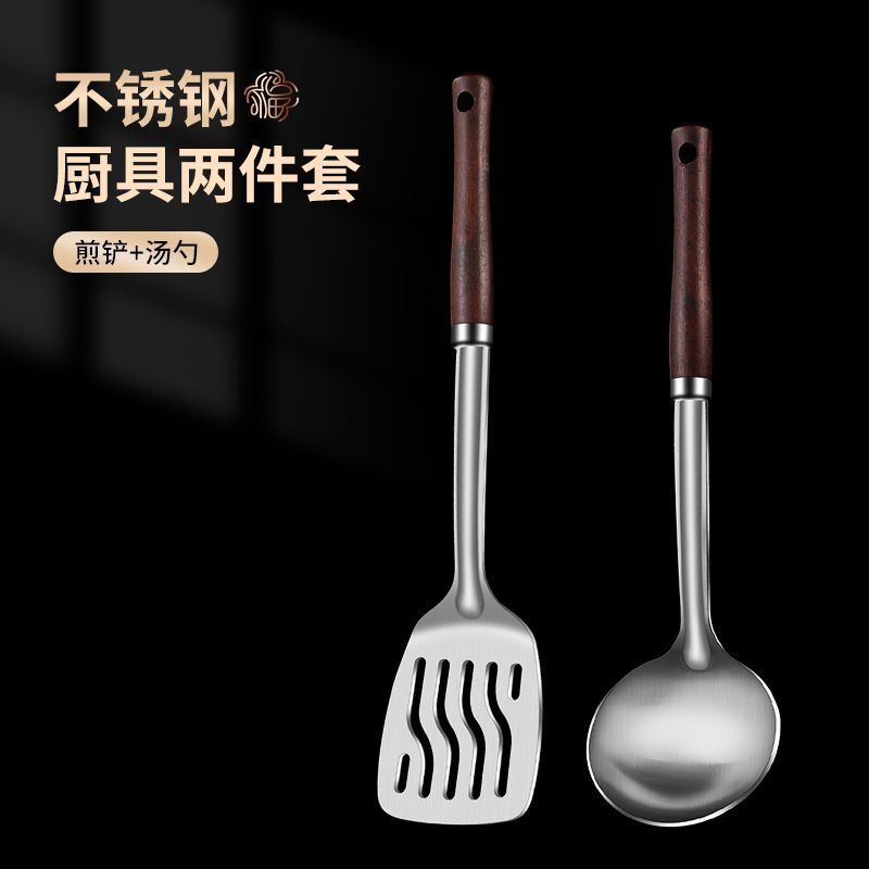 ステンレスのフライパンを厚くして炒めます。鉄のシャベルは家庭用キッチンで、炒め物のスプーンが漏れています。|undefined