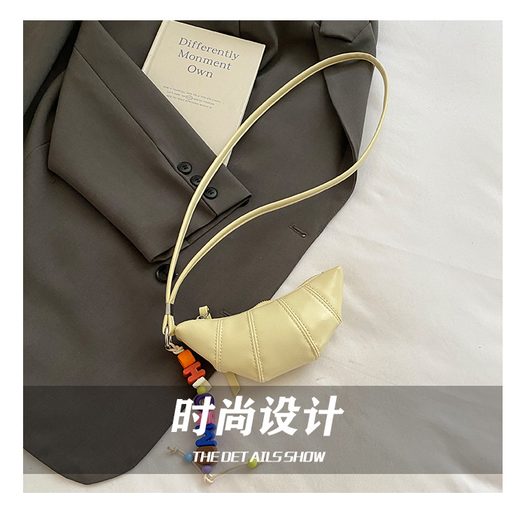 The cute horn bag with a niche neckline design is fashionable and trendy. The mini crossbody bag is in a solid color, simple and elegant with a high-end texture Application Scenario