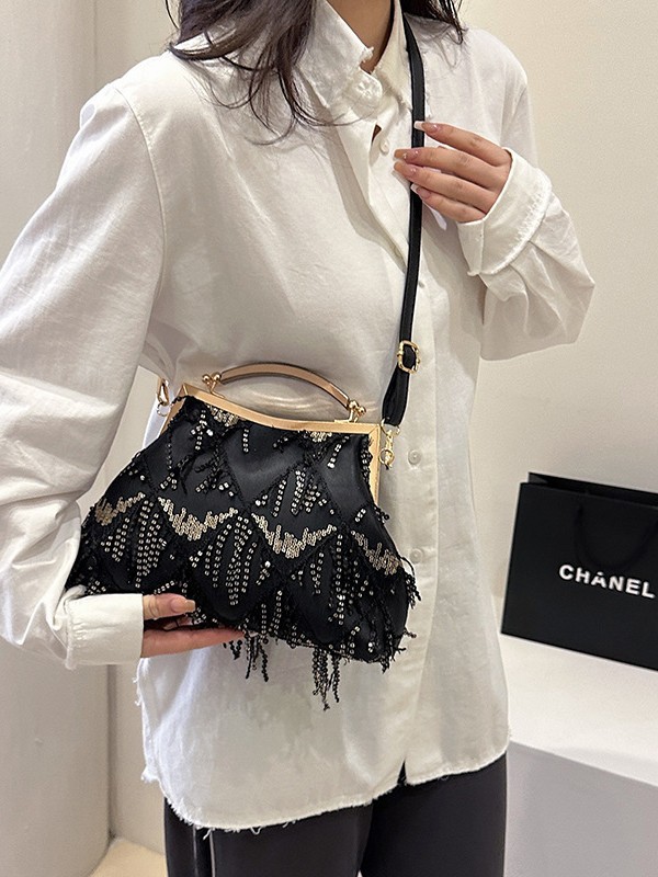 Bolsos transfronterizos para mujer 2024 modelos de otoño e invierno diseño de nicho agujero bolso de concha con hebilla de estilo coreano bolso cuadrado pequeño con borlas de moda image 4