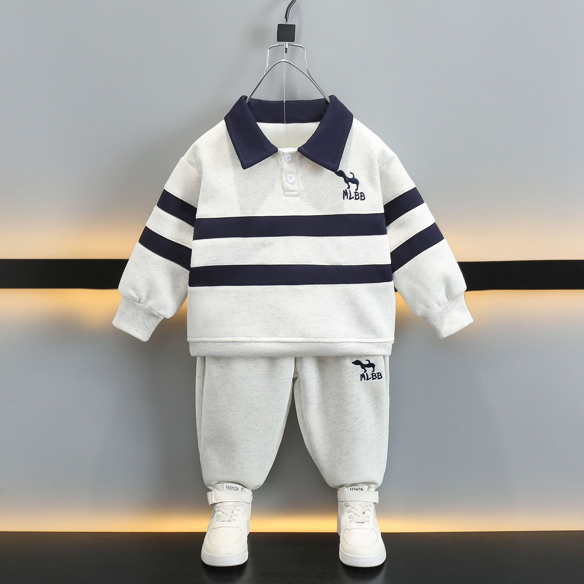 7079 Traje de primavera y otoño para niños 2025 nuevo suéter a rayas para bebés de dos piezas Ropa de moda coreana para niños de moda