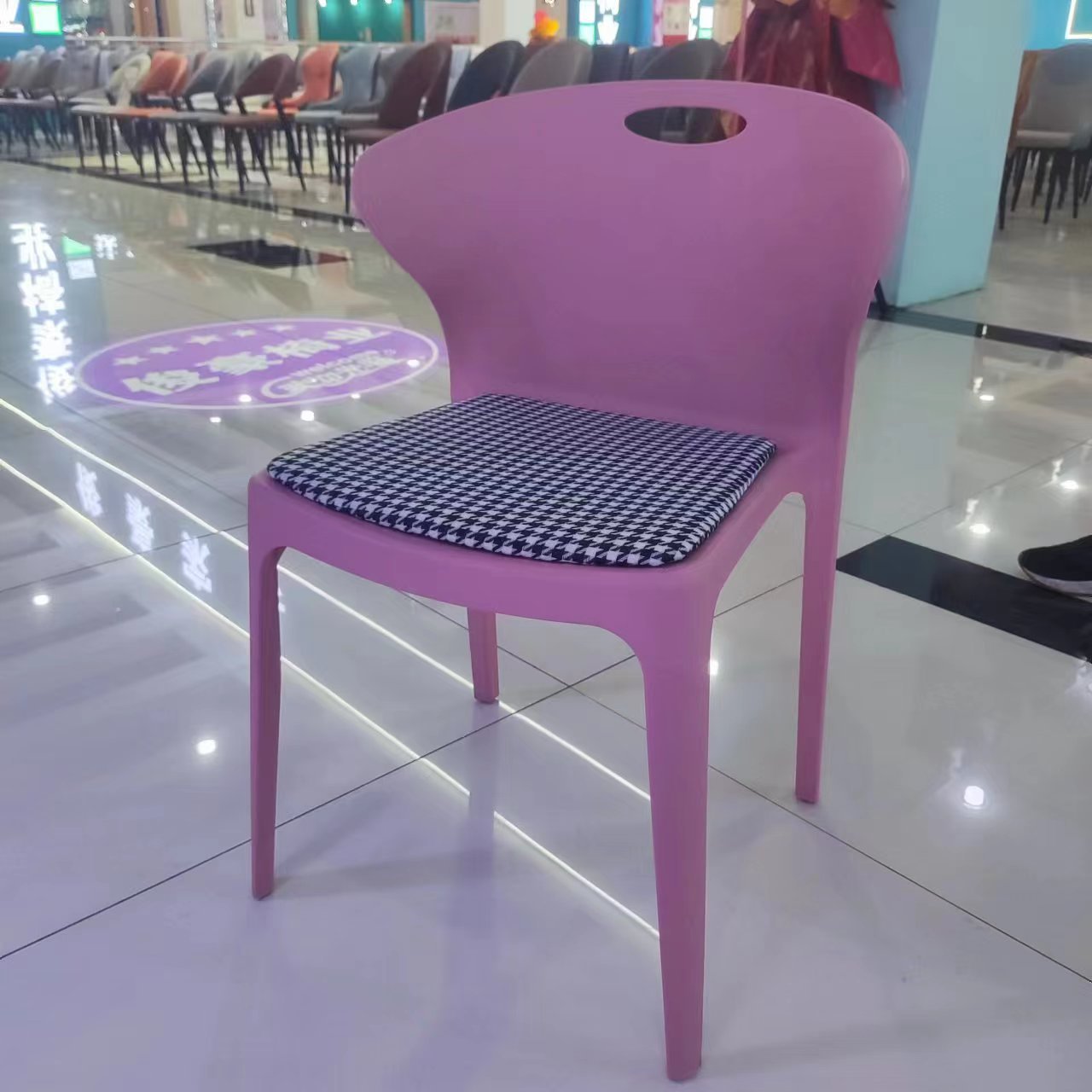 쿠션이있는 핑크