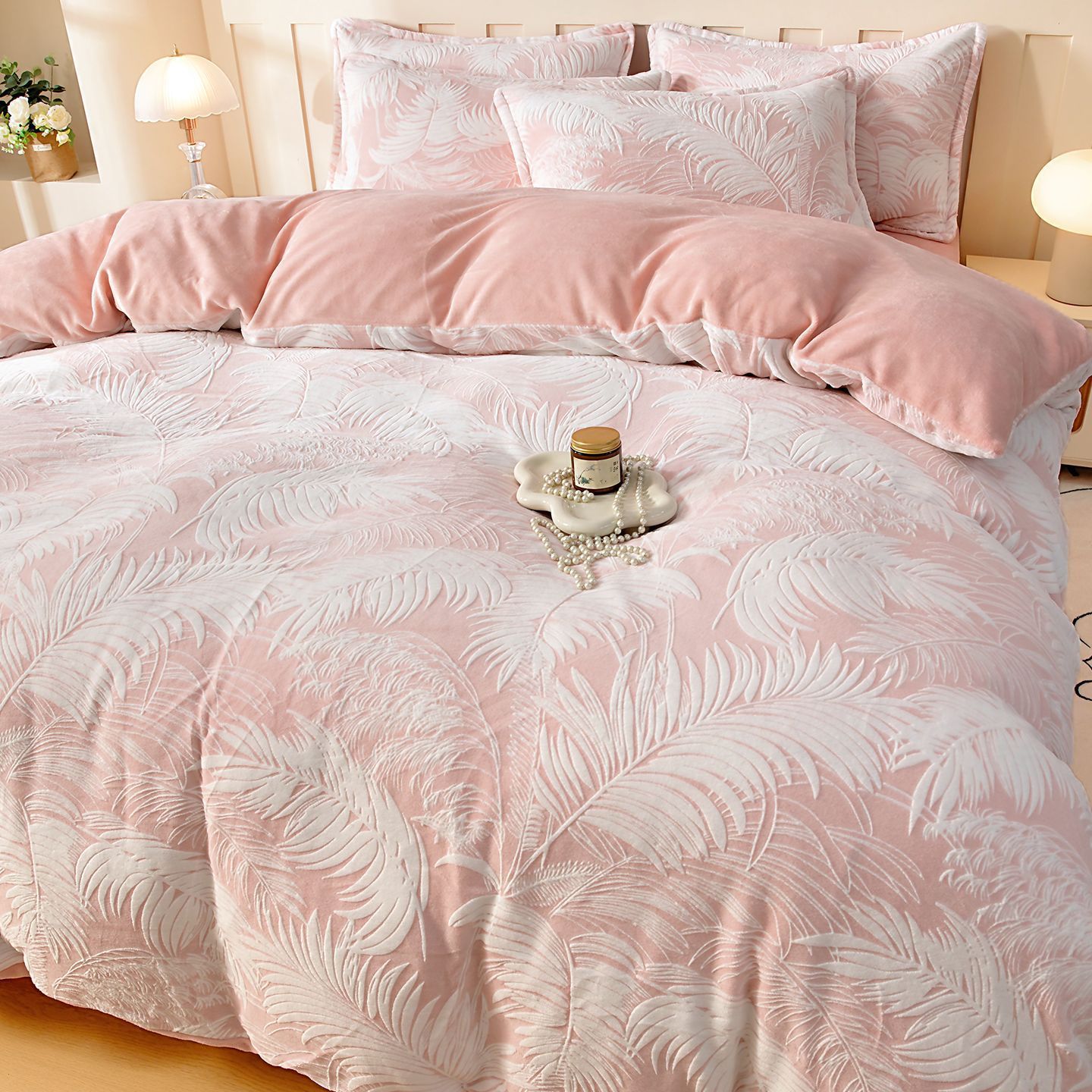 Cama de invierno con cuatro piezas de seda de leche tallado con brida gruesa sábanas de coral cubierta de seda de tres piezas