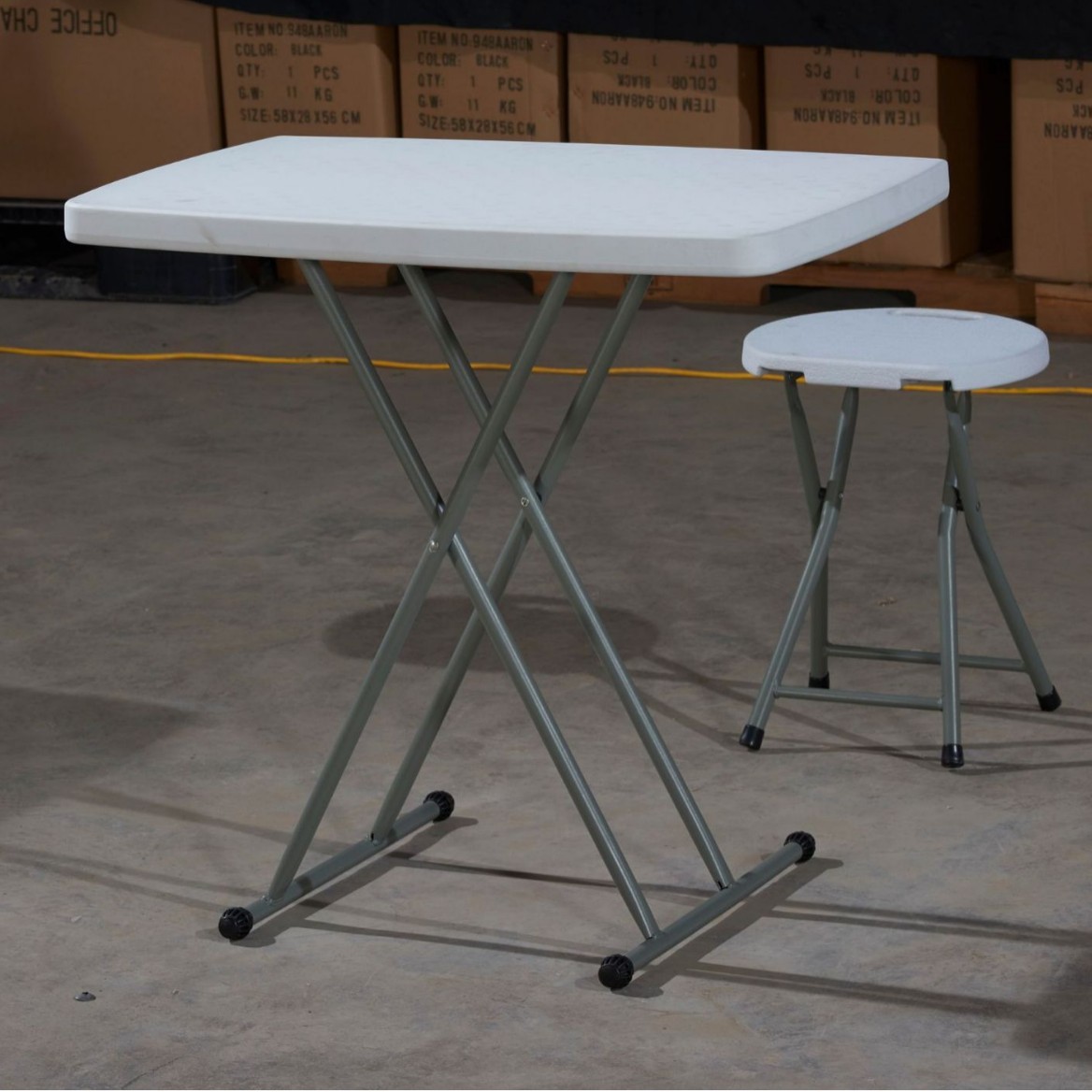 Puesto al aire libre mesa plegable simple portátil al por mayor mesa de camping y silla de oficina en casa tira de plástico noche mercado mesa de comedor