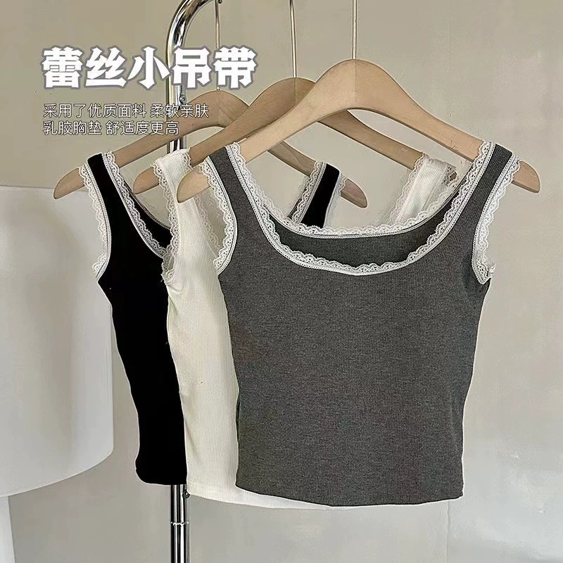 Осеннее кружевное сшивание с нагрудным ковриком с нижним камзолом