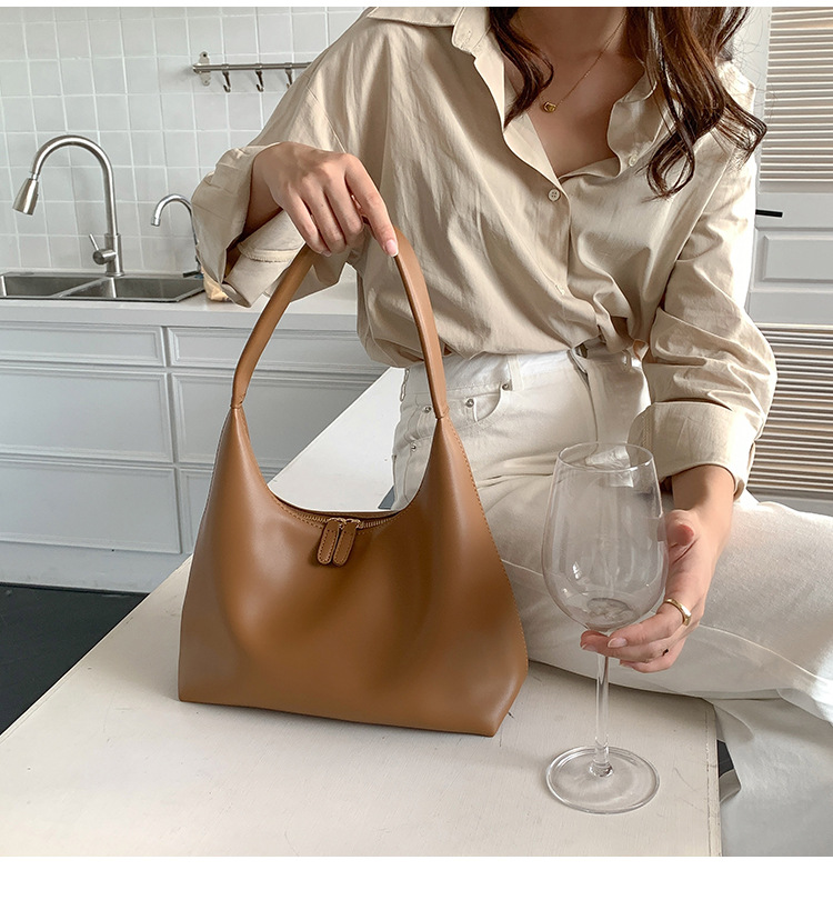 Femmes Moyen Faux Cuir Couleur Unie Style Vintage Fermeture Éclair Sac Sous Les Bras display picture 5