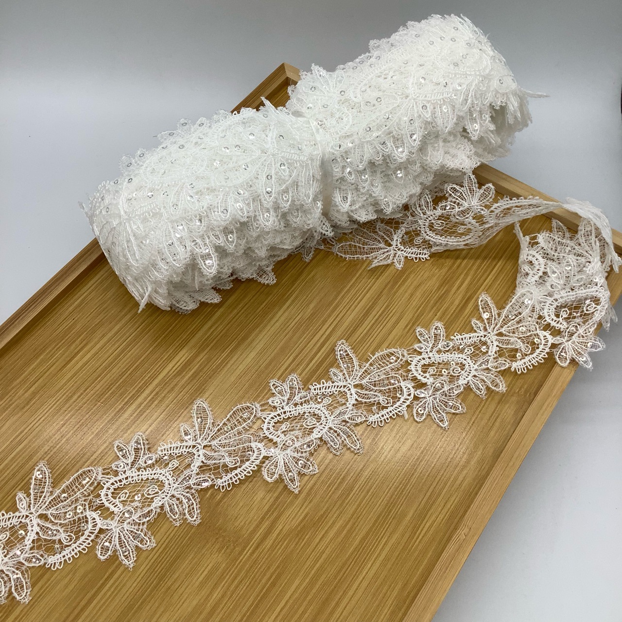 고운 생선실, 뼈줄, 스팽글 레이스, 바코드, 수용성 자수 레이스, 여성용 청바지, 아동복, 의류 레이스