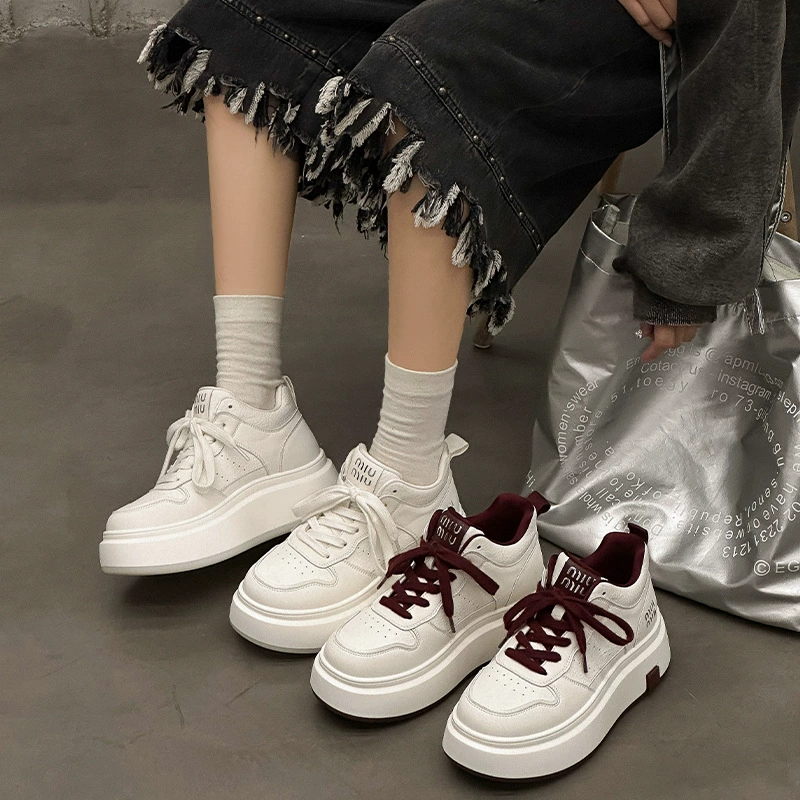 Толстая подошва, увеличенные маленькие белые туфли, женские 2024 новые сосновые кондитерские, простые кожаные одиночные туфли, дикие круглые шнуровки, повседневные туфли