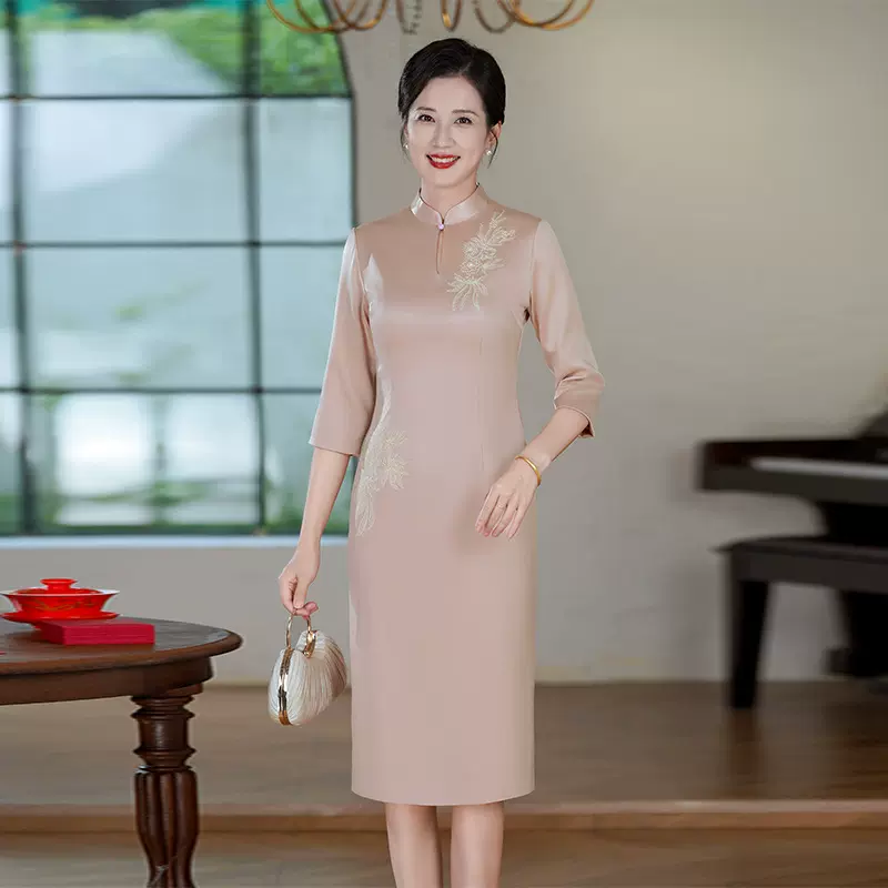 粉色妈妈婚宴装旗袍2025新款十月结婚喜婆婆刺绣礼服长袖高端缎面