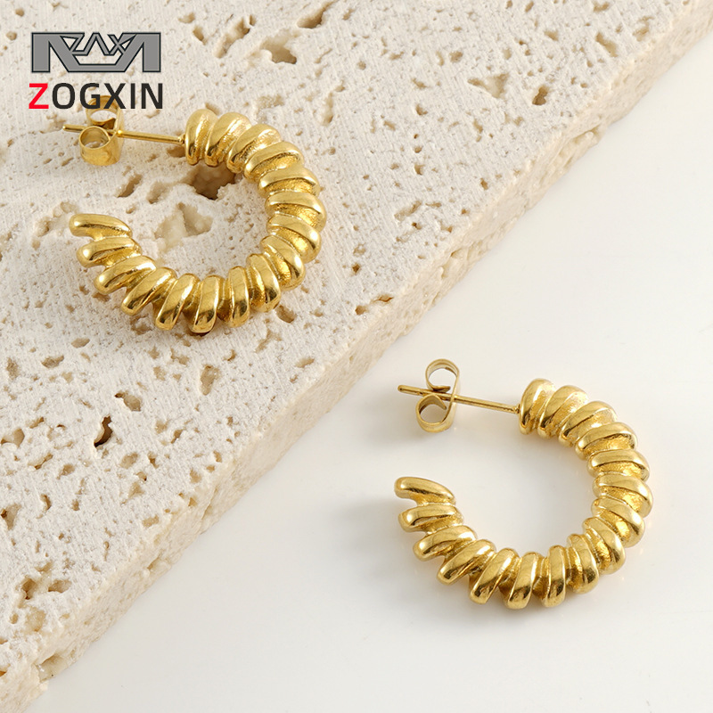 Pendientes retro transfronterizos Pendientes de giro de acero de titanio femenino ins Pendientes creativos de todo fósforo de lujo ligero de acero inoxidable del mismo estilo