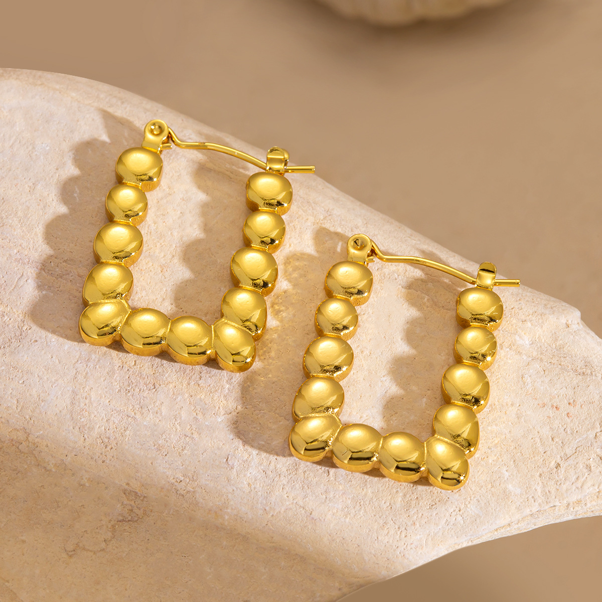 Pendientes de la serie de la industria pesada punk brillante diseño sólido textura de metal hebilla de oreja chapada en oro real de 18 quilates
